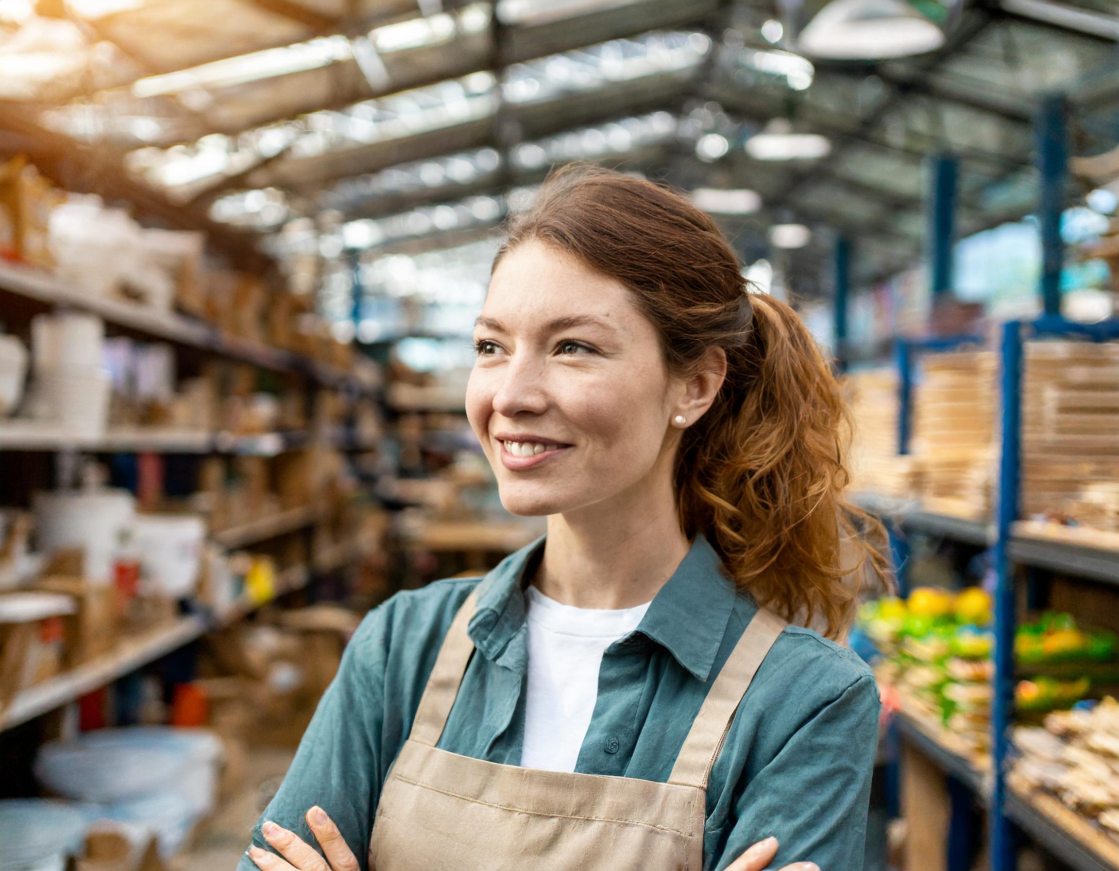 Lisa Becker, freundliche Interaktion mit Kunden in einem Eiscafé