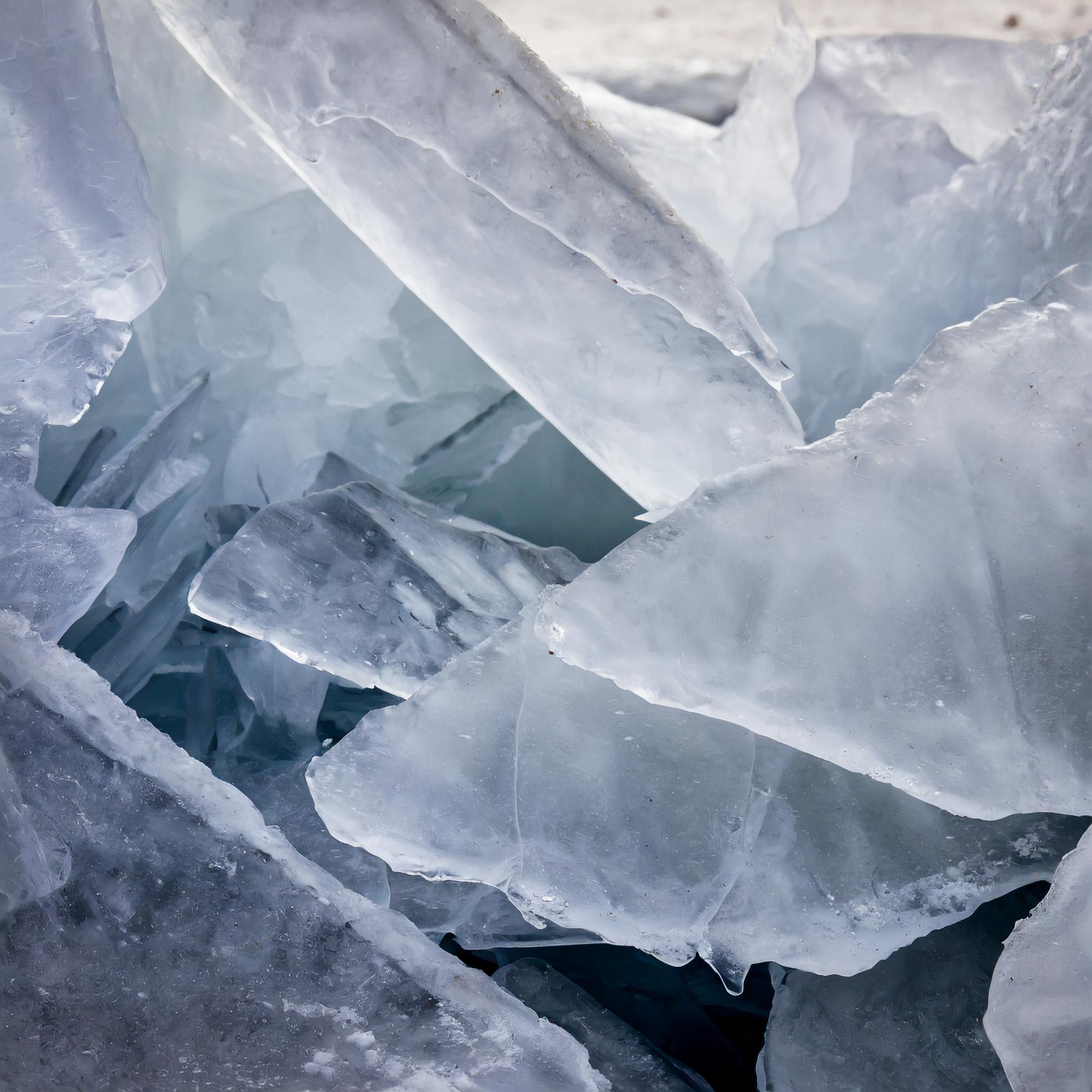 Unkonventionelles Eis in lebhaften Farben und einzigartigen Formen, künstlerisch arrangiert.